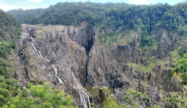 Skalnatá soutěska a vodopád v tropické krajině u Cairns.